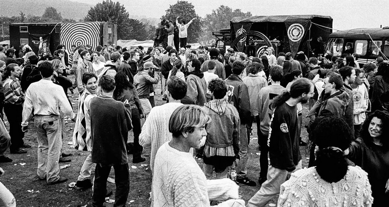 Scène free party avec sound system