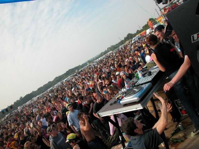 Frise historique de la tekno en 100 dates entre 1990 et 2025