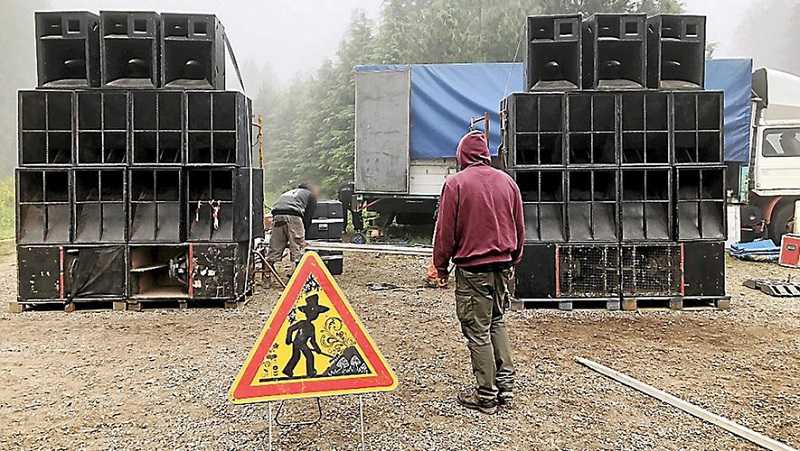 Sound system tekno complet avec plusieurs rangées de caissons et tops empilés