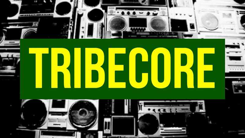 Danseurs devant un mur de son tribecore avec visuels colorés et ambiance rave